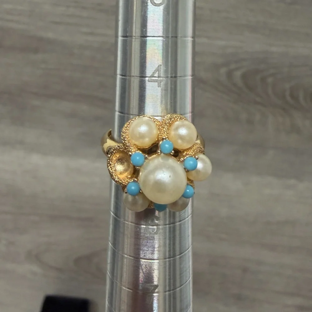 Elegant Gold Tone and Pearl Cluster Ring‎ size 5